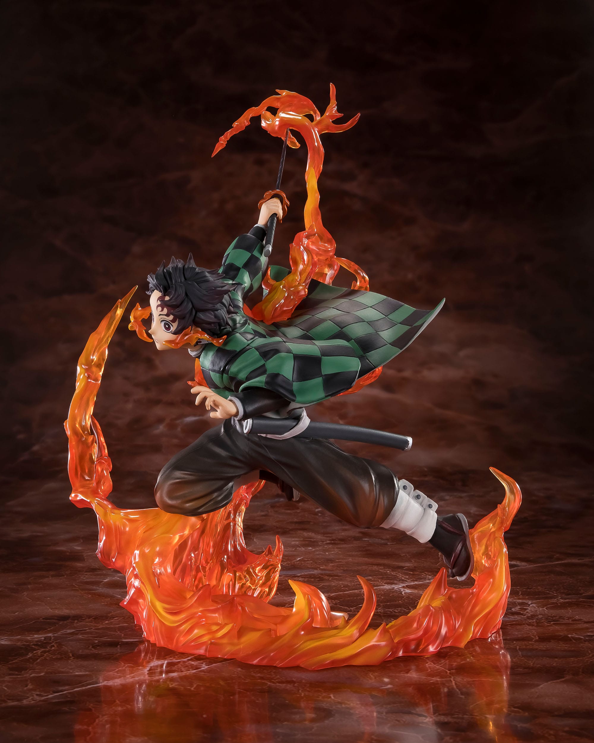 Tanjiro Kamado from Demon Slayer, High quality Banpresto figure, fast shipping. Side profile Fire.